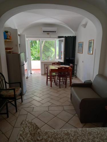 sala de estar con mesa y sofá en CAPRI RESIDENCE, en Capri