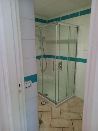 y baño con ducha y puerta de cristal. en CAPRI RESIDENCE, en Capri