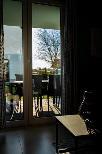 Ein Balkon oder eine Terrasse in der Unterkunft Siedlisko na wydmach, sauna,podgrzewane jacuzzi,domki klimatyzowane,starlink internet,parking