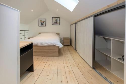 Schlafzimmer mit einem Bett und einem Schreibtisch in der Unterkunft Le clos de Tanvol 2 -parking gratuit- climatisation-terrasse in Viriat