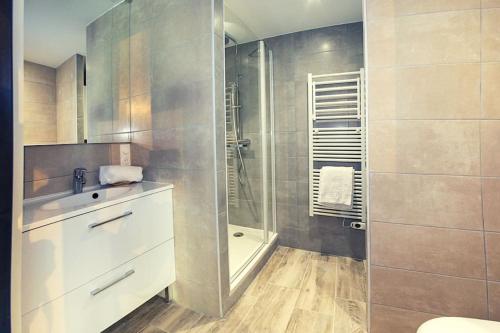 ein Bad mit einer Dusche, einem Waschbecken und einem WC in der Unterkunft Le clos de Tanvol 2 -parking gratuit- climatisation-terrasse in Viriat