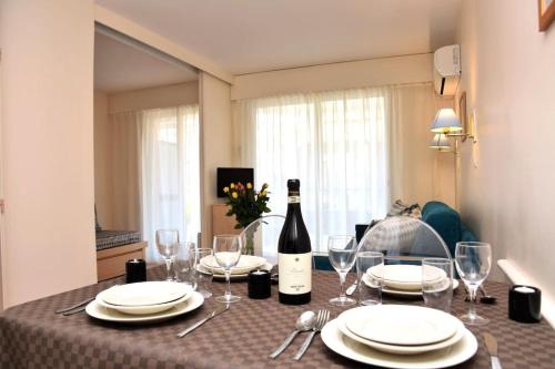 - une table avec une bouteille de vin et des verres dans l'établissement Les Rivages 2P terrasse parking, à Menton