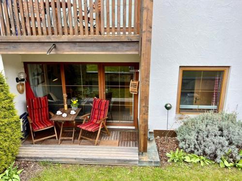 d'une terrasse avec une table et des chaises. dans l'établissement Fewo im Sonnenpark, à Bad Hindelang