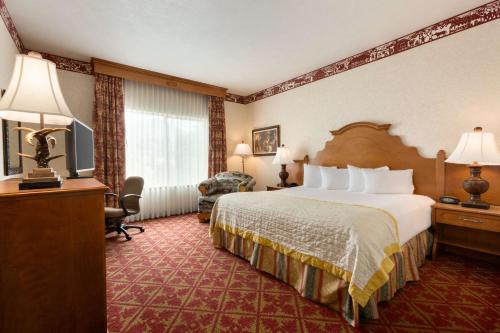una camera d'albergo con letto e TV di Zermatt Utah Resort & Spa Trademark Collection by Wyndham a Midway
