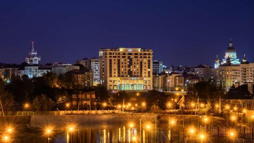 サランスクにあるRadisson Hotel & Congress Center Saranskの夜の街灯