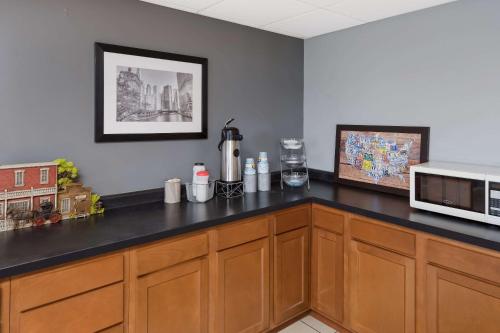 a kitchen with a counter top with a microwave at Suburban Studios Brazil in Brazil