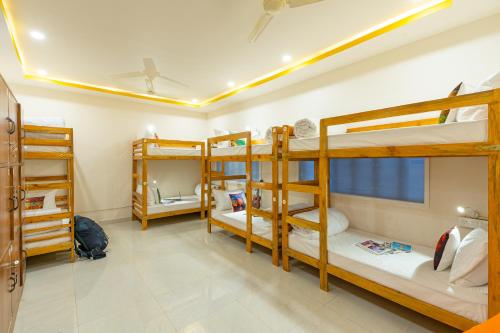ein Schlafsaal mit vier Etagenbetten in der Unterkunft The Social Stays Jaipur formerly ArtBuzz in Jaipur