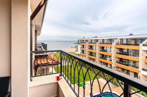 balcón con vistas al océano en M1 Pool and Beach View Apartment, en Burgas