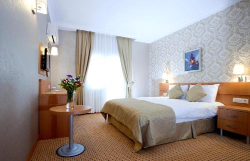 a hotel room with a bed and a window at Sefa Hotel 2 Çorlu in Çorlu