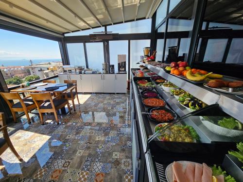 una línea de buffet con muchos tipos diferentes de comida en Anthemis Hotel, en Estambul