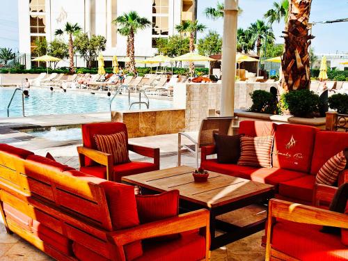 um pátio com cadeiras, uma mesa e uma piscina em Amalz 1 Bedroom 2 Bathroom Balcony Suites at Mgm Signature ! em Las Vegas