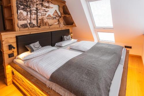 1 dormitorio con 1 cama grande y ventana grande en Zugspitze Apartment Sonn.Schein en Kurort Altenberg