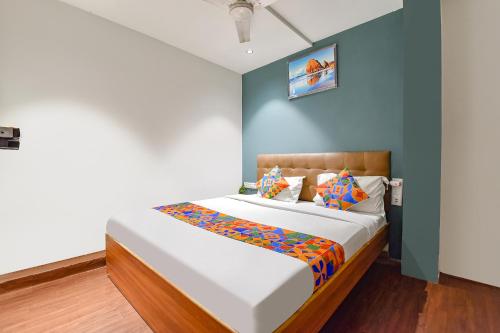 1 dormitorio con 1 cama grande en una habitación en FabHotel Nidhivan, Udhna Junction, en Surat