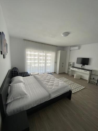a bedroom with a large bed and a desk at Casa del Mar in Mamaia