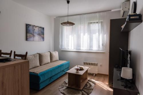 una sala de estar con un sofá y una mesa en Cube23, en Belgrado