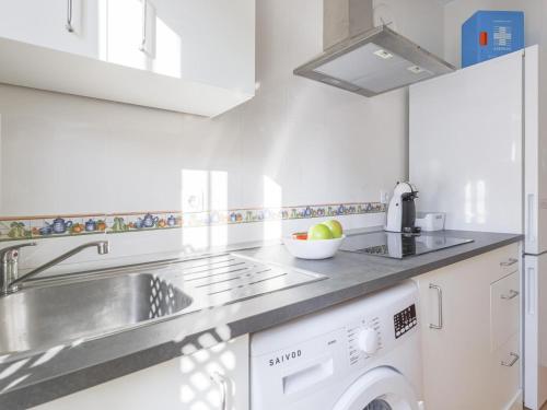 uma cozinha branca com um lavatório e uma máquina de lavar louça em Alcalá del Rio! bajo A em Alcalá del Río