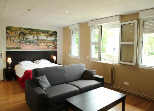 ein Wohnzimmer mit einem Sofa und einem Bett in der Unterkunft Quadraverde in Lyon
