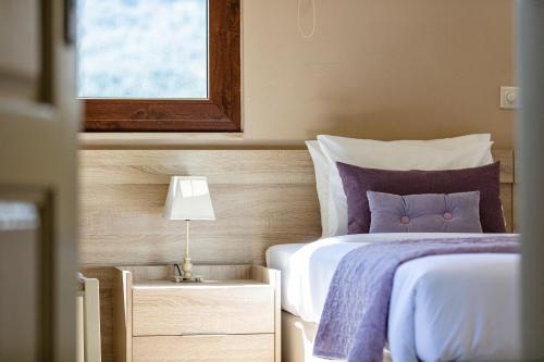 Ένα ή περισσότερα κρεβάτια σε δωμάτιο στο Sokaki Villas, rustic ambience