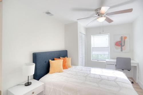 Tempat tidur dalam kamar di Stylish, Modern with a splash of Glam! Upscale 4-3 In Historic Coconut Grove