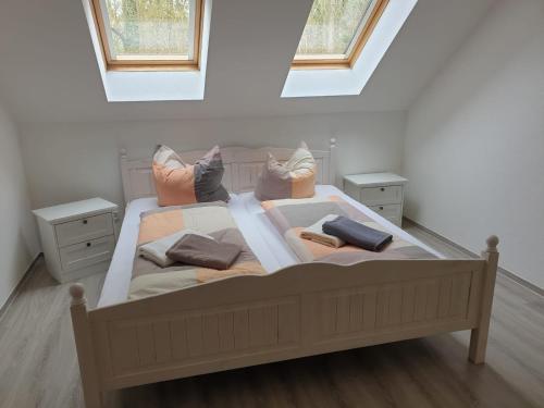 - une chambre avec un lit et des oreillers dans l'établissement Ferienwohnung 6 - Gourmetzimmer, à Bestensee