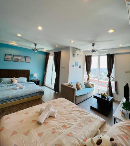 een slaapkamer met 2 bedden en een woonkamer met een bank bij Mansion One by PerfectSweetHome Ocean Concept in George Town