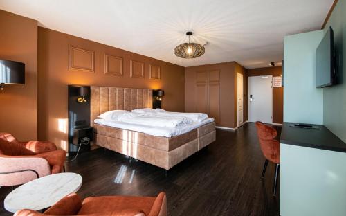 a hotel room with a bed and some chairs at Hotel Old Dutch - Newly renovated in Volendam