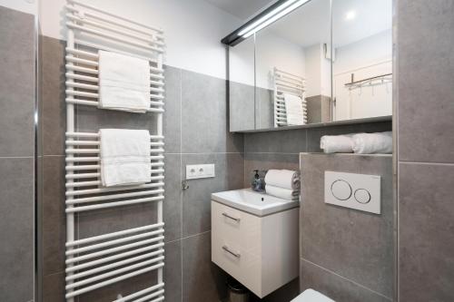 a bathroom with a sink and a mirror at Albatros EG in Tinnum