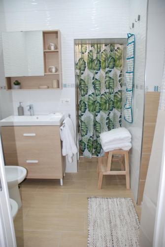 トッレ・アンヌンツィアータにあるCasa Vacanze Totò Saporeの洗面台とシャワーカーテン付きのバスルーム