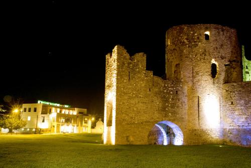 a castle at night with the lights on it at Trim Castle Hotel in Trim