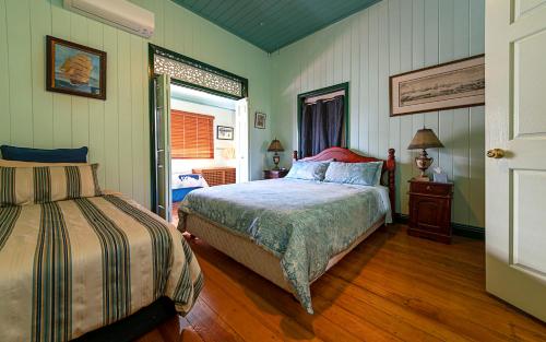 Ένα ή περισσότερα κρεβάτια σε δωμάτιο στο Pitstop Lodge Guesthouse B&B