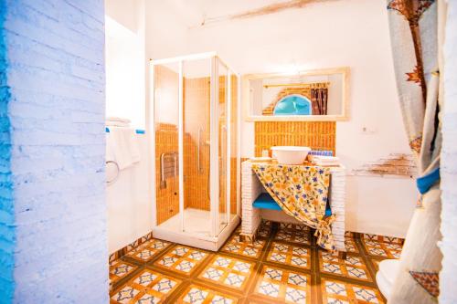 y baño con ducha y lavamanos. en Casa Rural La Pontezuela, en El Puente del Arzobispo