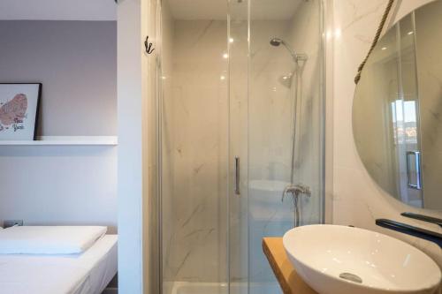 un bagno con doccia in vetro e lavandino di BeBarceloner Sant Andreu Apartments - 1 bedroom with terrace a Barcellona