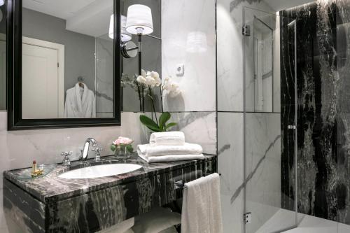 A bathroom at Emperador