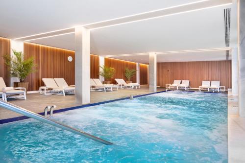 Bazén v ubytování Hotel Marina Badalona nebo v jeho okolí
