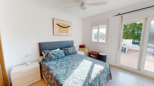 una camera da letto con un letto e una grande finestra di Casa Boqueron S-A Murcia Holiday Rentals Property a Roldán