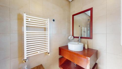 La salle de bains est pourvue d'un lavabo et d'un miroir. dans l'établissement Casa Boqueron S-A Murcia Holiday Rentals Property, à Roldán