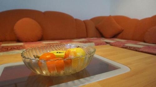 a bowl of fruit sitting on a table at Ferienwohnung Einberger-Schinabeck in Grafenau
