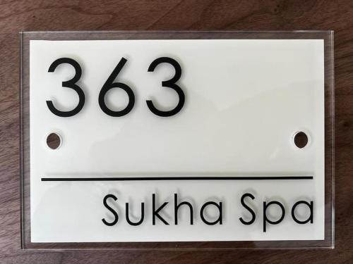 Certificado, premio, señal o documento que está expuesto en Suite avec Spa Sukha Spa