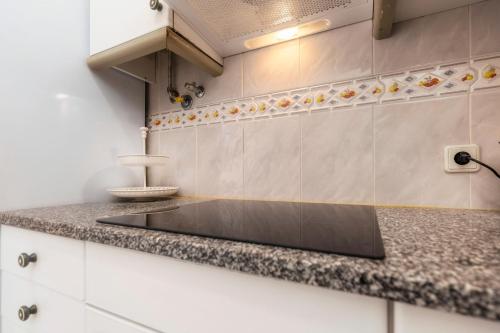 uma cozinha com um balcão com um lavatório em Happen!ng 2 em Faro