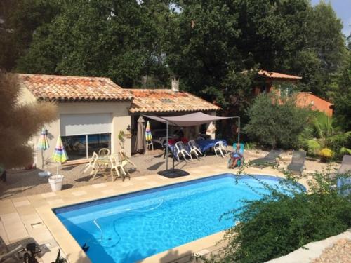 una piscina frente a una casa en Lou Pitchoun Cabanon, en Callas