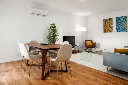 Χώρος καθιστικού στο Lovely 2BR w/ views over the river, parking incl
