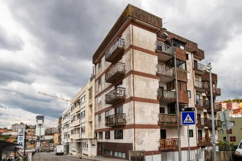 Lovely 2BR w/ views over the river, parking incl