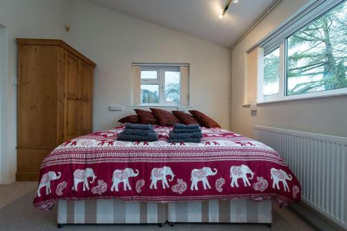 A bed or beds in a room at Bristol self-catering studio+kitchen+parking