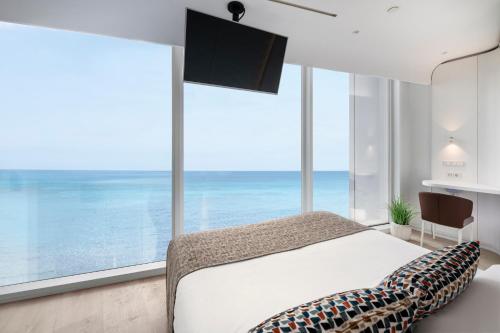 Postel nebo postele na pokoji v ubytování Hotel Marina Badalona