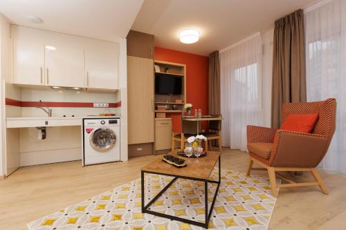 un salon avec une table et une cuisine dans l'établissement Chambéry Appart'S, à Chambéry