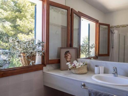 uma casa de banho com um lavatório e uma janela em Es Murteret, Grupo Mistral em Port des Canonge 