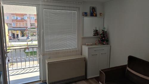 Una habitación con una ventana con persianas. en Studio Centar en Petrovac na Mlavi