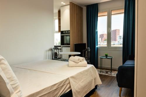 une chambre d'hôtel avec un lit et une fenêtre dans l'établissement Cozy and Chic Studio Apartment, à Tirana