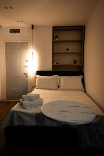 - une chambre avec un lit et une table dans l'établissement Cozy and Chic Studio Apartment, à Tirana