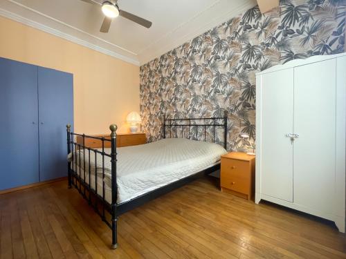 a bedroom with a bed and a wall at Grosso 4 Pers WiFi AC Parking in Nice